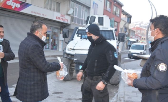 Kızılay’dan polise sıcak çorba ikramı
