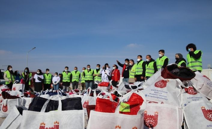 Konteyner kentte kalan bin 23 depremzede çocuğa kışlık hediye