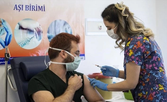 Kovid-19 aşısı yaptıran sağlık çalışanı sayısı 700 bini geçti