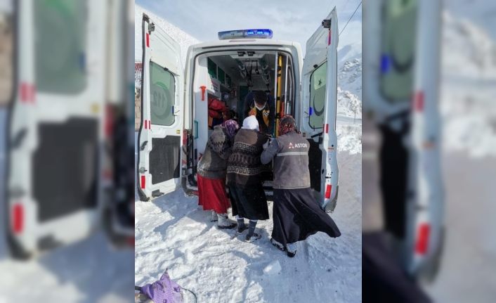 Köyde mahsur kalan 75 yaşındaki hasta, kızakla ambulansa taşındı