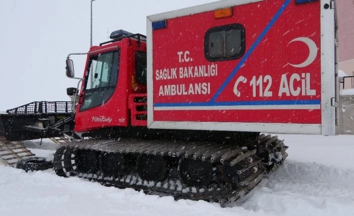 Köyde mahsur kalan hasta kadın paletli ambulansla kurtarıldı