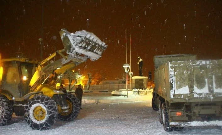 Malazgirt Belediyesinden kar temizleme çalışması
