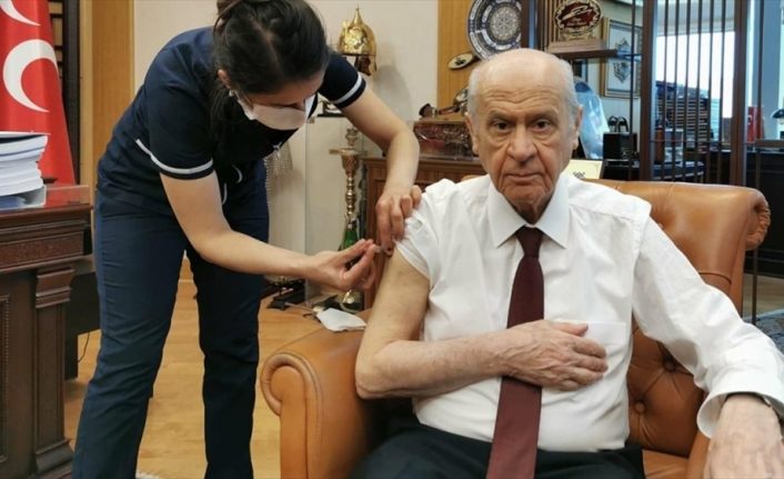 MHP Genel Başkanı Bahçeli Kovid-19 aşısı yaptırdı: Tüm halkımızı aşı olmaya davet ediyorum