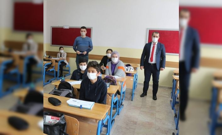 Müdür Tunçel, okullarda açılan kursları ziyaret etti