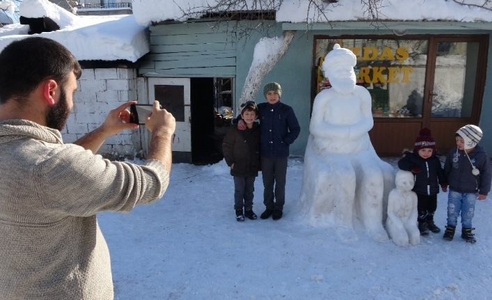 Nasreddin Hoca bu kez kardan figürüyle çocukların yüzünü güldürdü