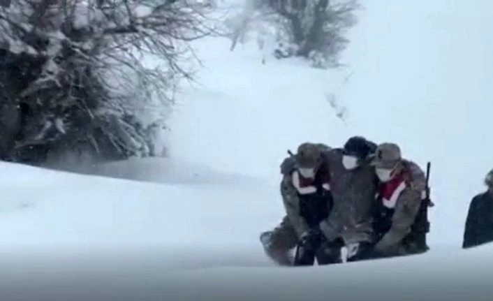 Odun toplamaya giderken mahsur kalan vatandaşı jandarma kurtardı