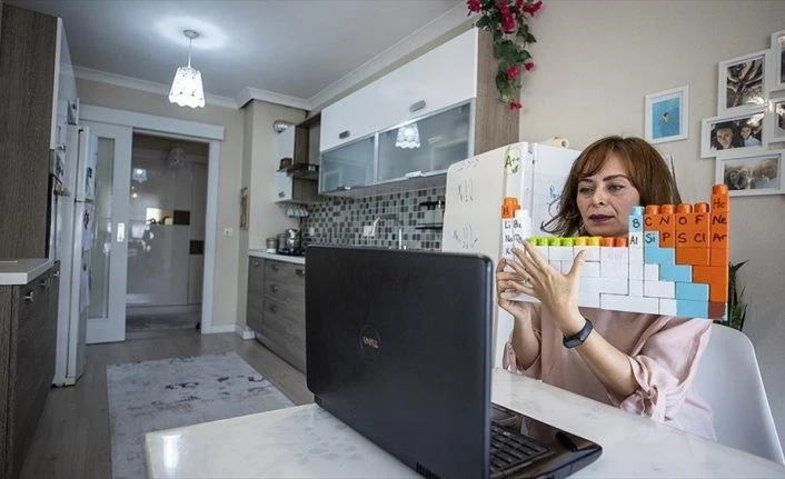 Öğrencileri için mutfağını sınıfa, buzdolabını tahtaya, oyuncakları deney materyaline dönüştürdü