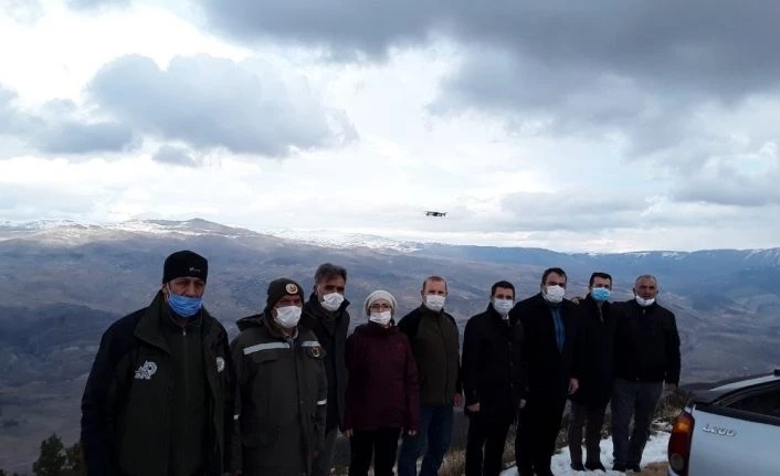 Olur’da yaban hayatı koruma amaçlı doğaya yem ve ot bıraktılar