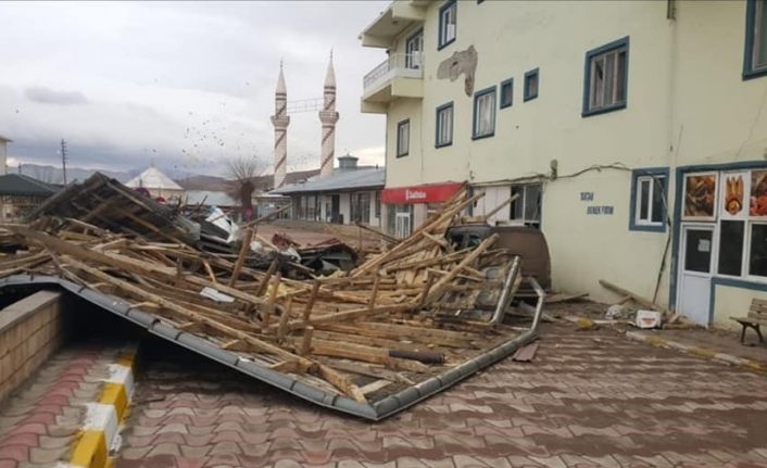 Otlukbeli’de 20’e yakın evin çatısı fırtınadan zarar gördü