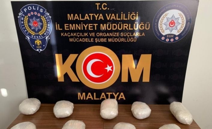 Otobüsteki yolcunun çantasından 3 kilo 604 gram esrar çıktı