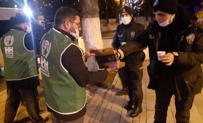 Polislere salep ve tatlı ikramı