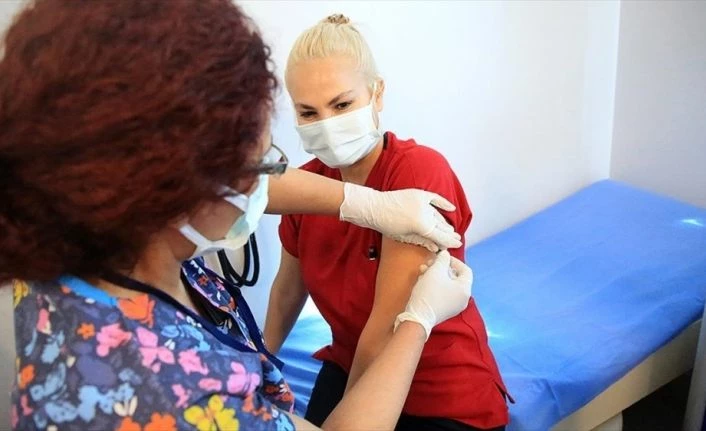 Sağlık Bakanı Koca: Birinci doz aşısını olan sağlık çalışanı sayısı 100 bini geçti
