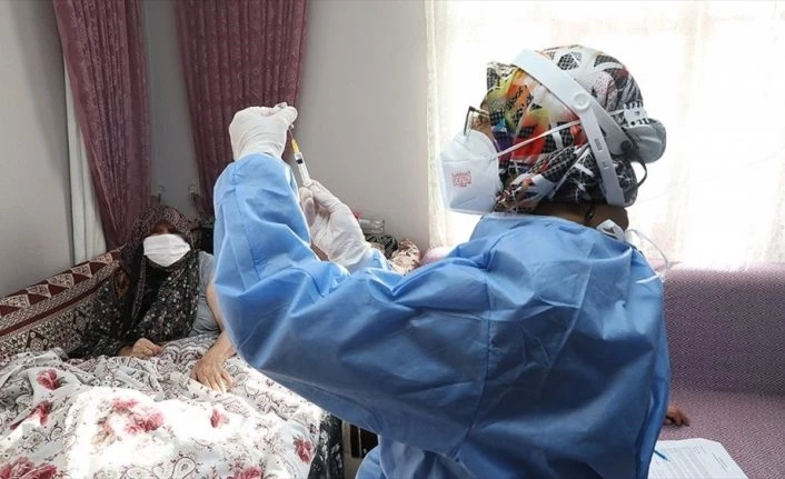 Sağlık Bakanı Koca: Büyüklerimizin kıymetini bilerek onları korumak sorumluluğumuz