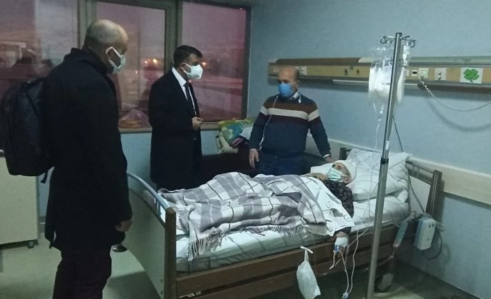Van İl Sağlık Müdürü Sünnetçioğlu’ndan Gazeteci Türk’ün annesine geçmiş olsun ziyareti