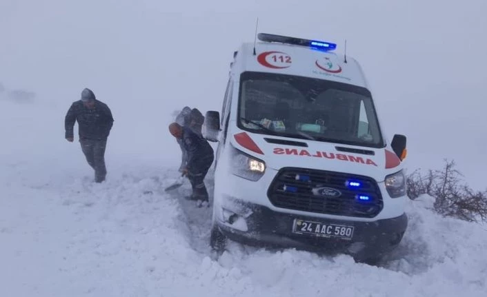 Sağlıkçılar kar, tipide hız kesmiyor