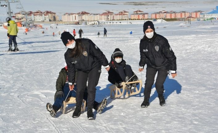 Sarıkamış Polis Gücü Spor Kulübünün kayak eğitimi devam ediyor
