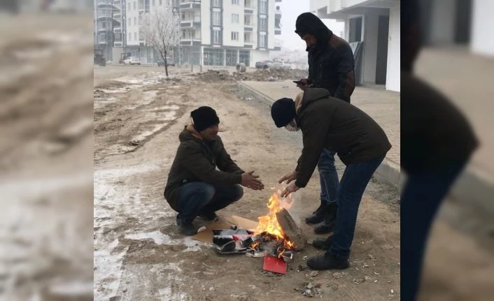 Soğuk havada ekmek mücadelesi veren işçiler ateş yakarak ısınıyor