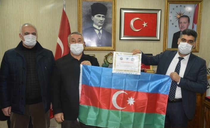 TADDEF, Ak Parti İl Başkanına teşekkür belgesi ve Azerbaycan bayrağı hediye etti