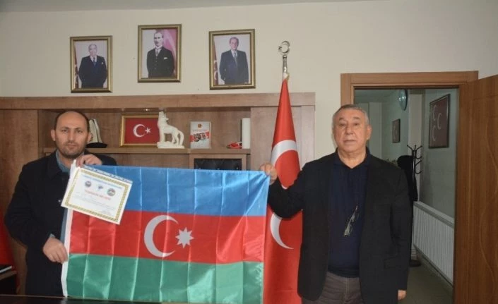 TADDEF’ten MHP İl Başkanına teşekkür belgesi ve Azerbaycan bayrağı