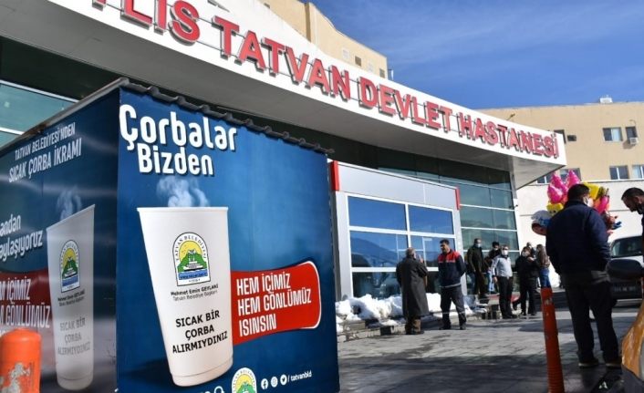 Tatvan Belediyesinden sıcak çorba ikramı