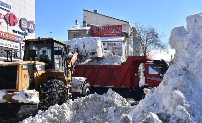 Tatvan’da şehir merkezine bir haftada 2 metre 28 santim kar yağdı
