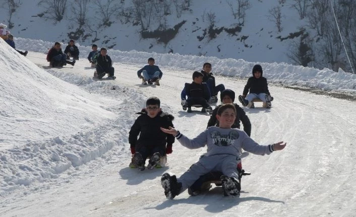 Trafiğe kapalı yol kayak pisti oldu, çocuklar babalarıyla doyasıya eğlendi