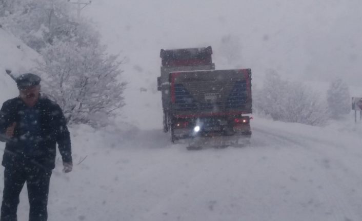 Tunceli’de iki ilçe arasındaki yol kar yağışı nedeniyle ulaşıma kapatıldı