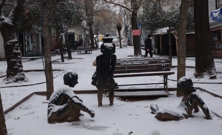 Tunceli’nin merkezi karla tanıştı, yüz yüze eğitim gören kurumlarda 1 gün ara verildi