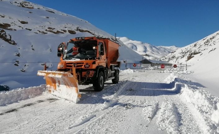 Van-Bahçesaray yolu ulaşıma kapalı