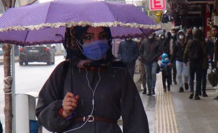 Van’da beklenen kar yağışı başladı