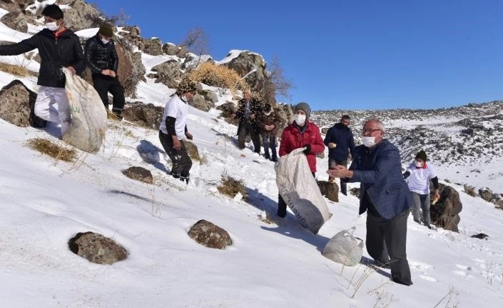 Vangölü aktivistleri Süphan Dağı eteklerine yaban hayvanları için yem bıraktı
