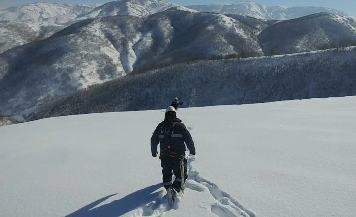 VEDAŞ ekipleri karlı tepeleri kar motoru ve paletli araçla aşarak arızaları gideriyor