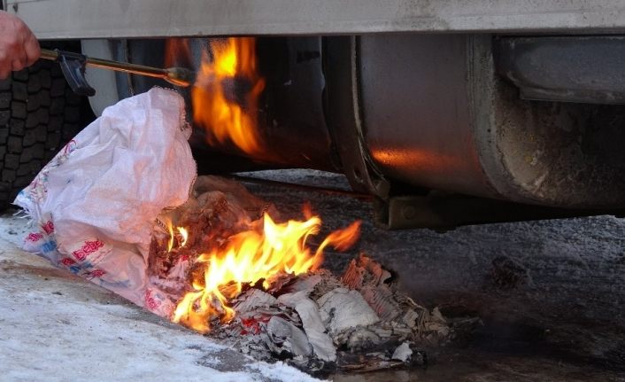 Yakıt deposu donan tırın altında ateş yaktı