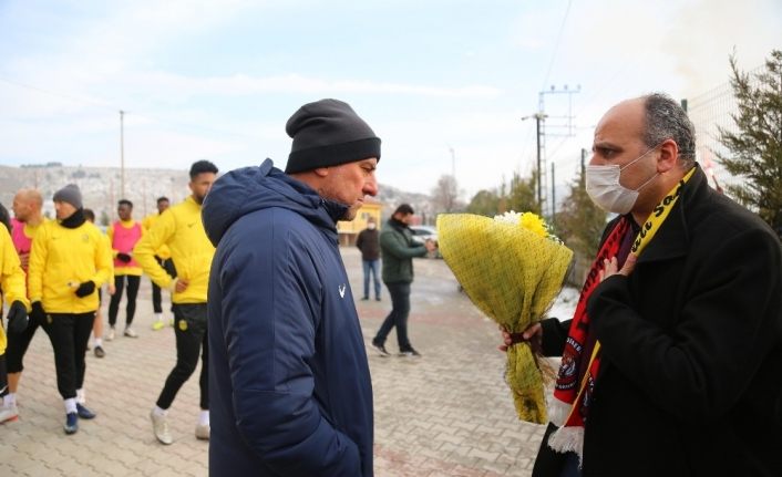 Yeni Malatyaspor taraftarından takıma destek, yönetime tepki