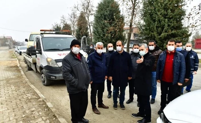 Yeşilyurt’ta çevre ve görüntü kirliliği oluşturan hurda araçlar toplanıyor
