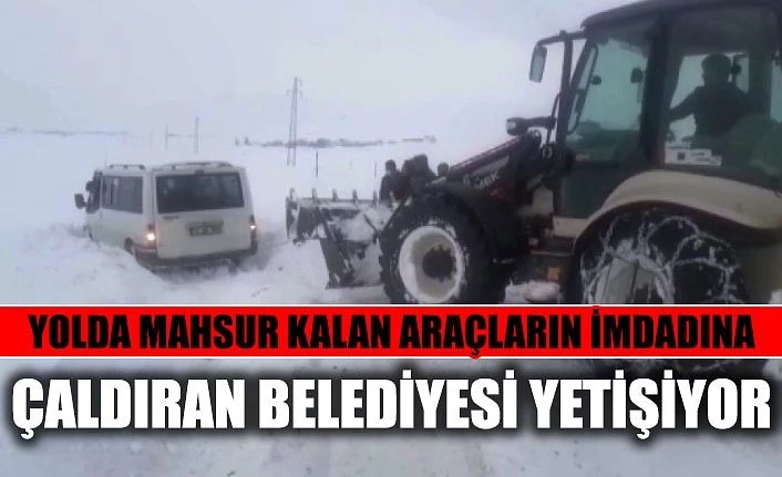Yolda mahsur kalan araçların imdadına Çaldıran Belediyesi yetişiyor