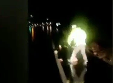 Yoldaki taşları elleriyle temizleyen polisin görüntüleri ilgi odağı oldu