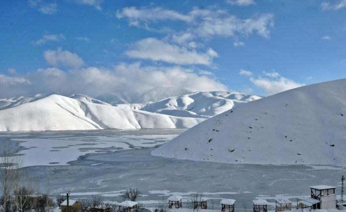 Yüksekova Dilimli Barajı tamamen dondu