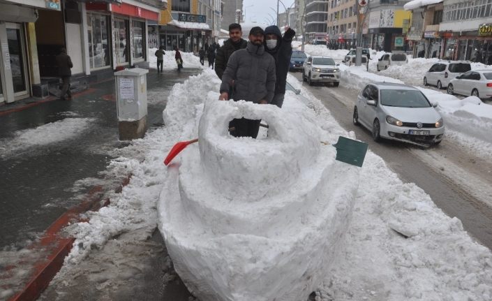 Yüksekova’da yapılan kardan ‘Titanik’ gemisine yoğun ilgi