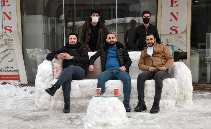 Yüksekovalı gençler, kardan kanepe, buzdolabı ve çamaşır makinesi yaptı