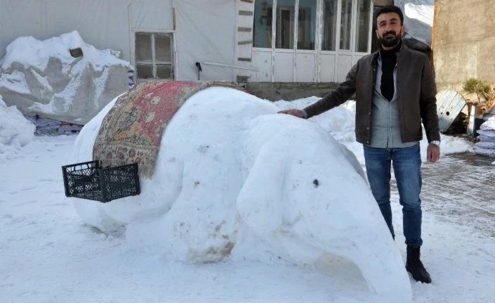 Yüksekovalı gençlerden kardan fil