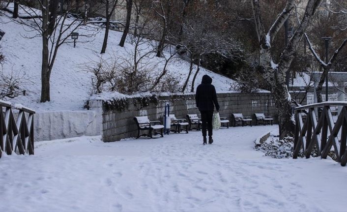 Yurdun iç kesimlerinde kar, diğer bölgelerde sağanak bekleniyor