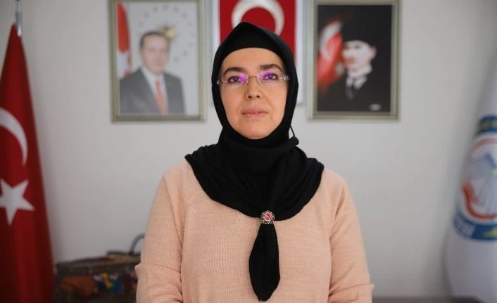 28 Şubat mağduru, Türkiye’nin ilk başörtülü başkanı, iki dönemdir hizmet ediyor