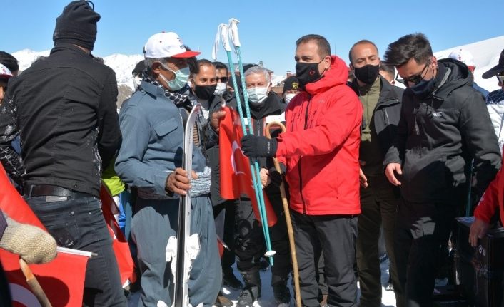 2 bin 700 rakımda tahta kayaklarla kaydılar