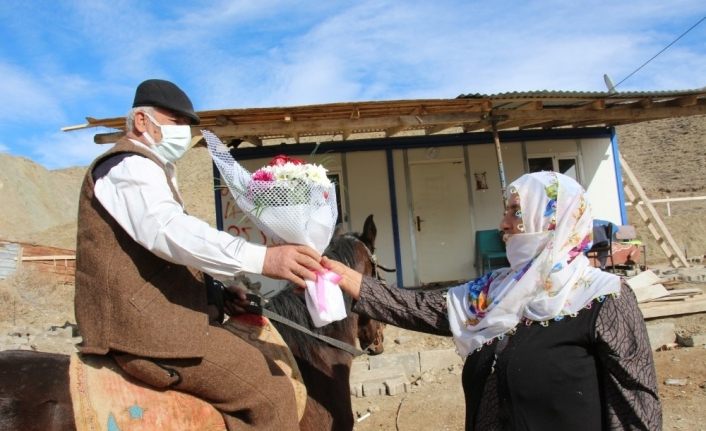 43 yıllık eşine Sevgililer Günü hediyesini at üstünde getirdi