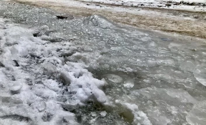 Ağrı dondurucu soğuklara teslim oldu