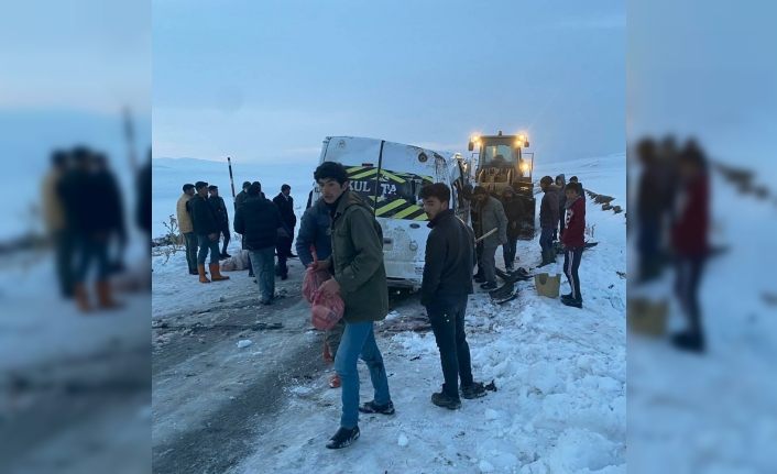 Ağrı’da köy minibüsü devrildi: 5 yaralı