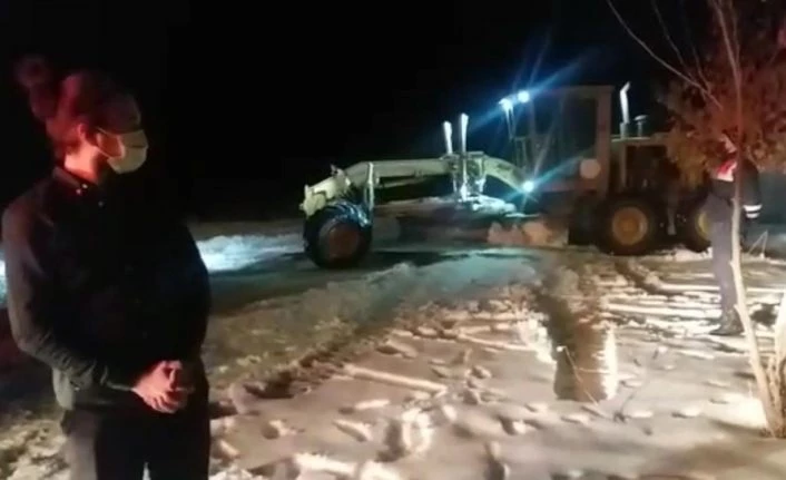 Araçları kara saplanan aileyi jandarma kurtardı