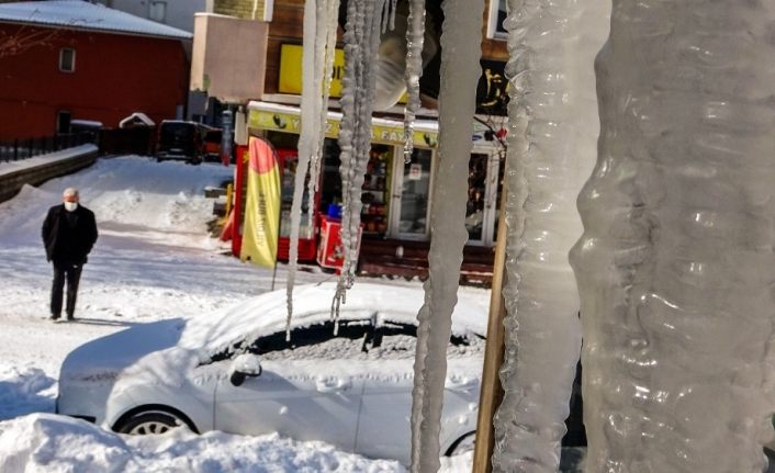 Ardahan’da buz sarkıtları 2 metreye ulaştı