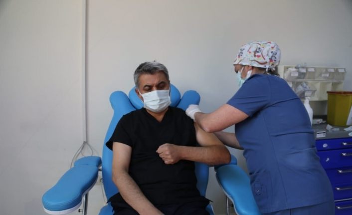 Aşı olan Vali Özkan: "Sırası gelen tüm vatandaşlarımızın aşı olmalarını tavsiye ediyorum"